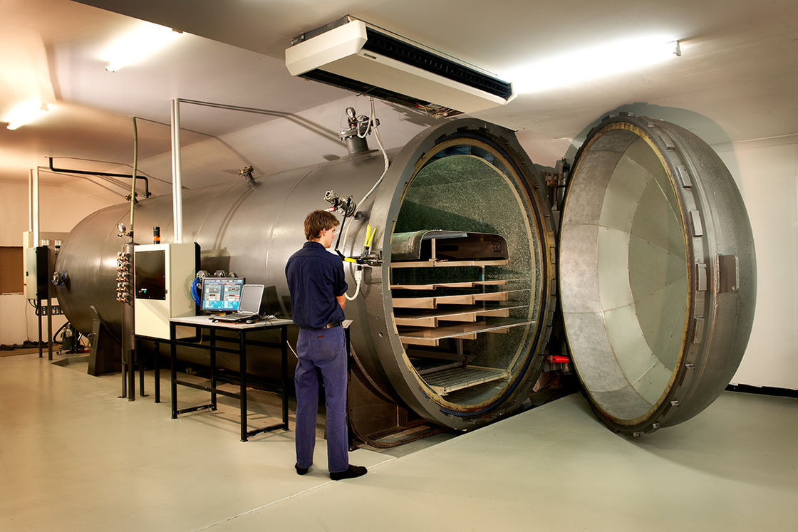Rubber / Wood Industrial Autoclave Of Large-Scale Steam Equipment , Φ1.65m